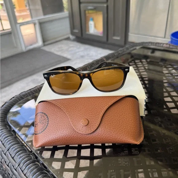 Ray-Ban Wayfarer Tortoise Shell Sunglasses - Picture 8 of 9